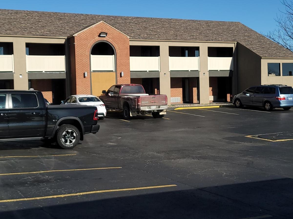 Super 8 By Wyndham Kansas City Airport North Екстериор снимка