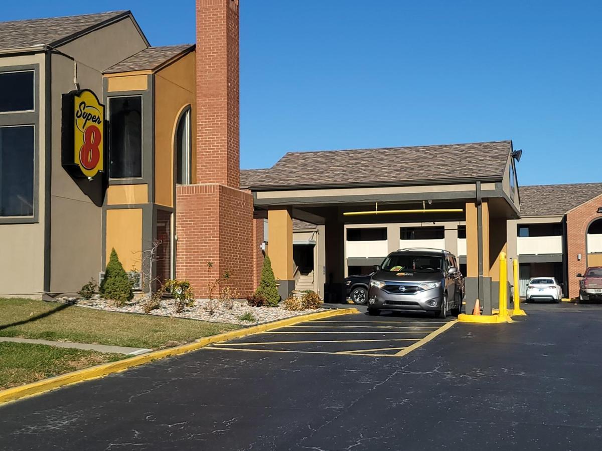 Super 8 By Wyndham Kansas City Airport North Екстериор снимка
