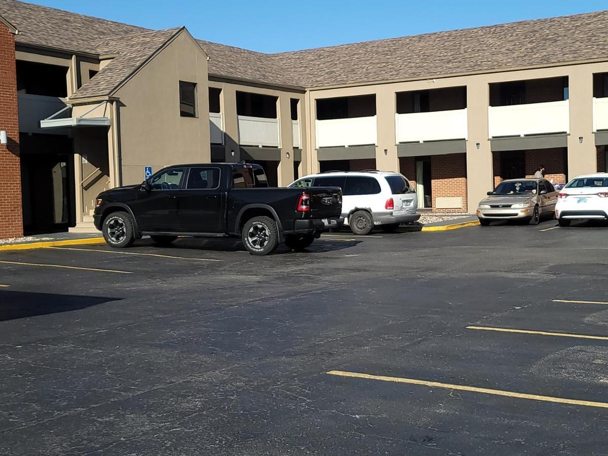Super 8 By Wyndham Kansas City Airport North Екстериор снимка