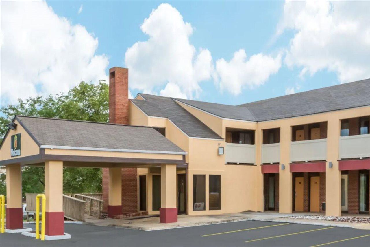 Super 8 By Wyndham Kansas City Airport North Екстериор снимка