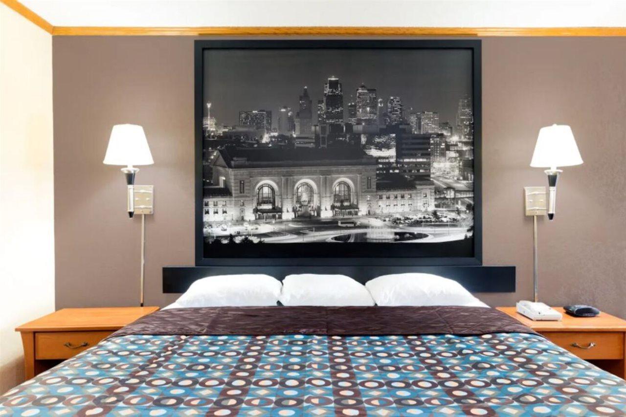 Super 8 By Wyndham Kansas City Airport North Екстериор снимка
