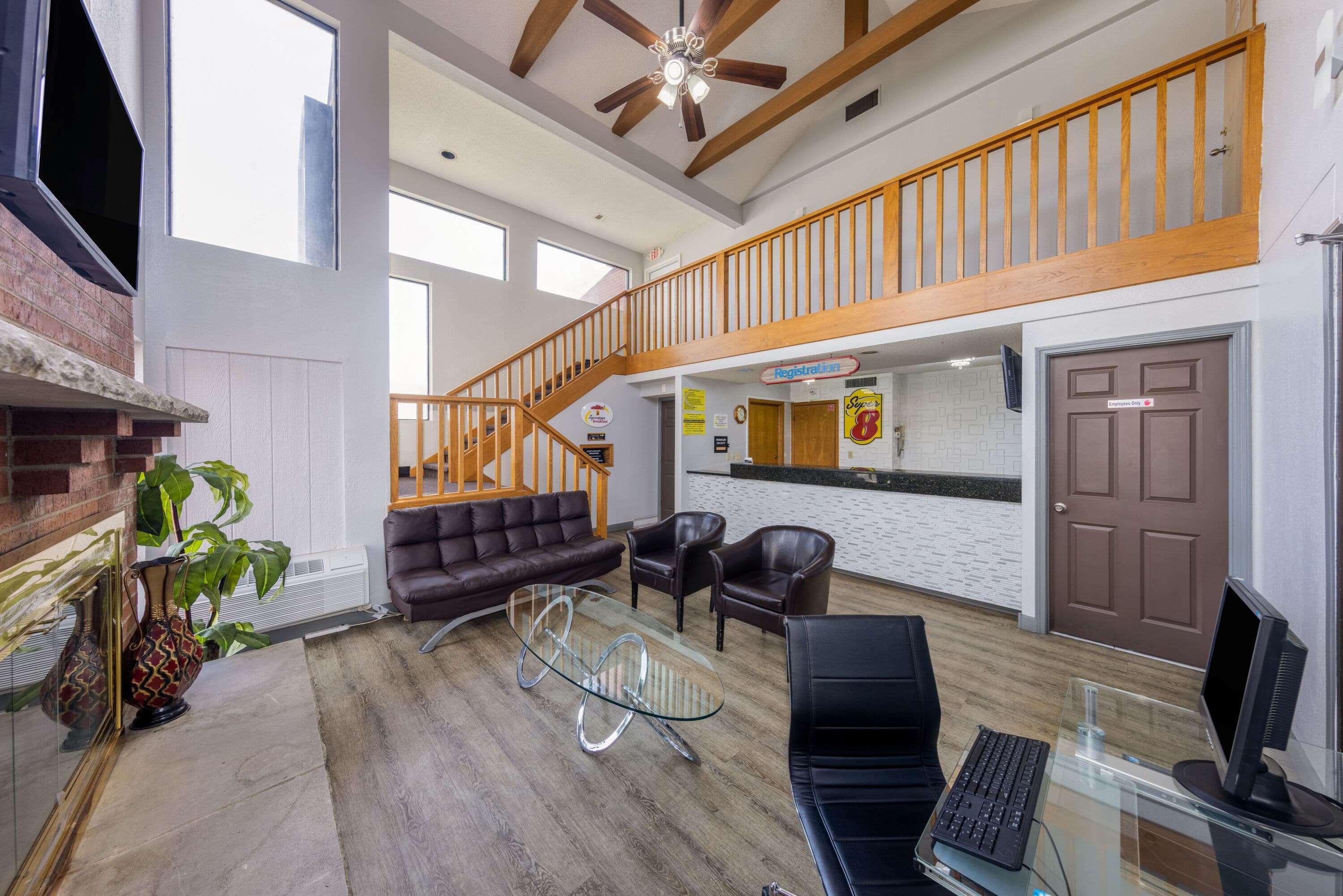 Super 8 By Wyndham Kansas City Airport North Екстериор снимка
