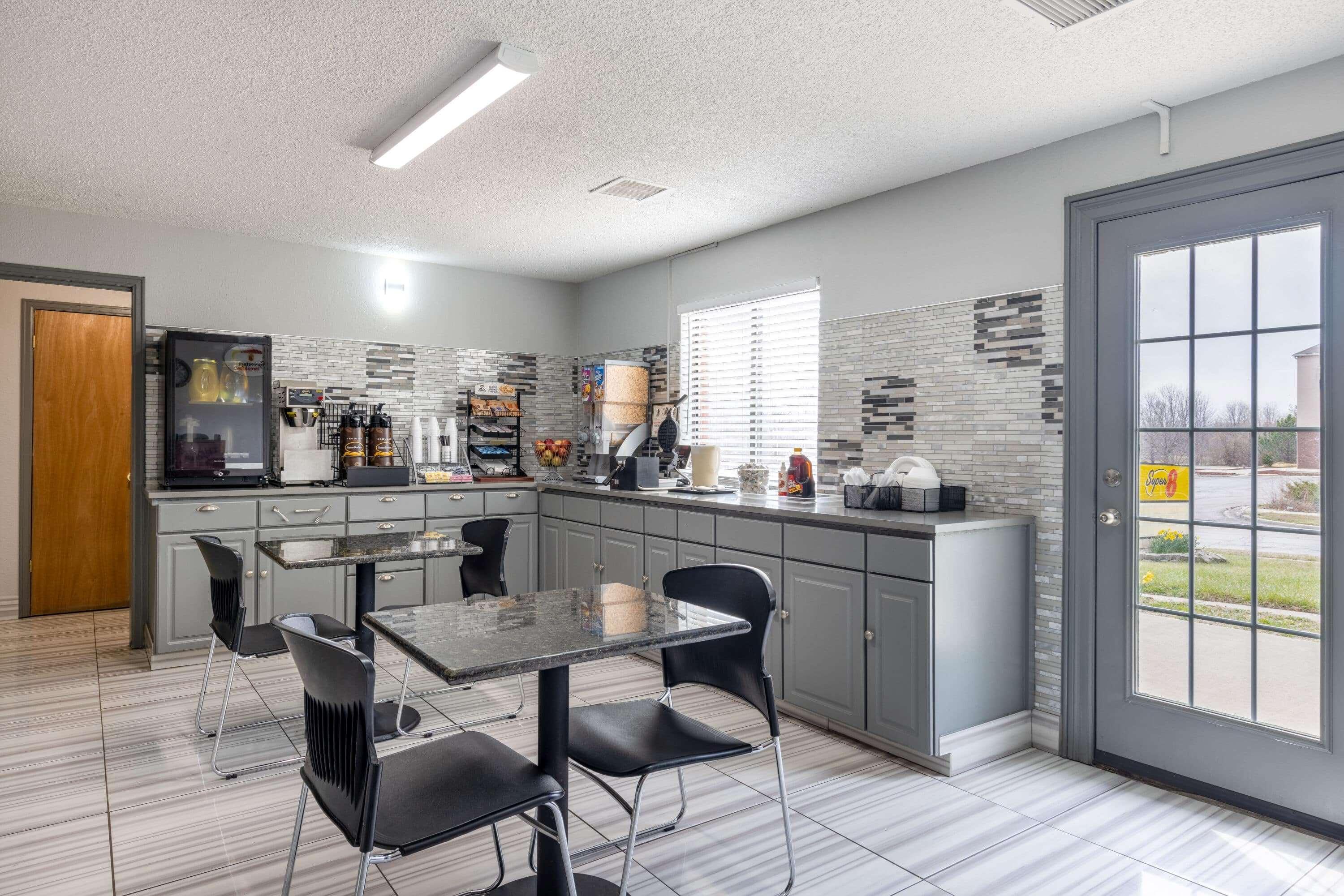 Super 8 By Wyndham Kansas City Airport North Екстериор снимка