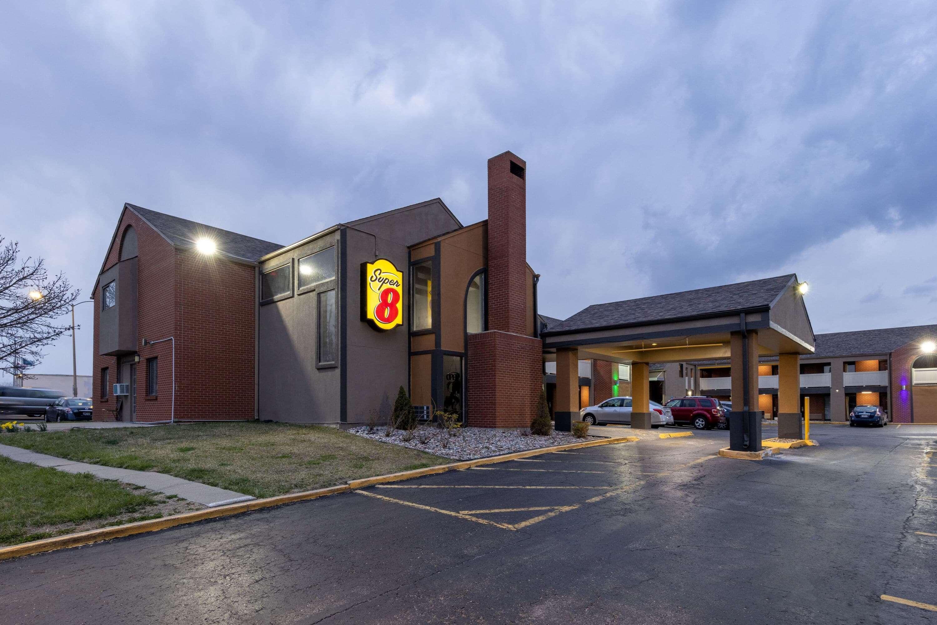 Super 8 By Wyndham Kansas City Airport North Екстериор снимка