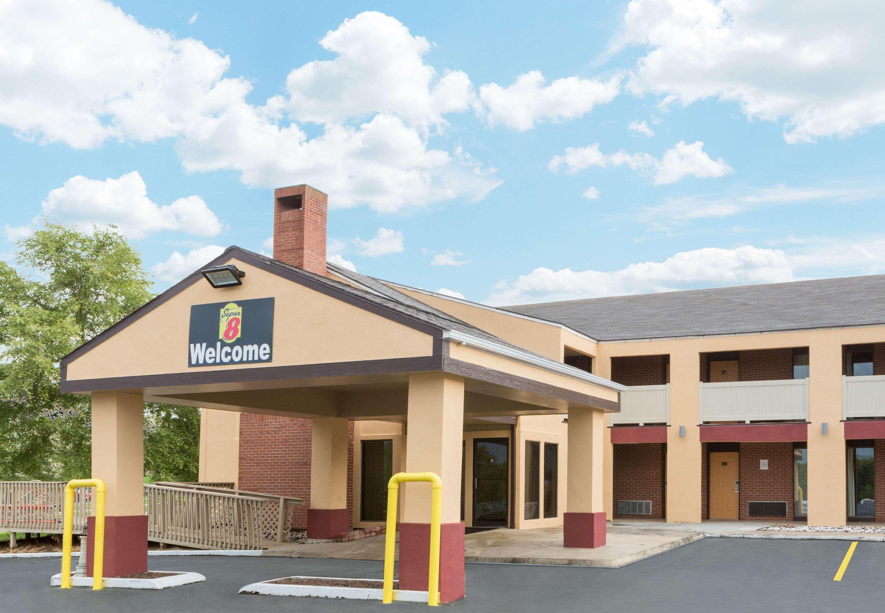 Super 8 By Wyndham Kansas City Airport North Екстериор снимка