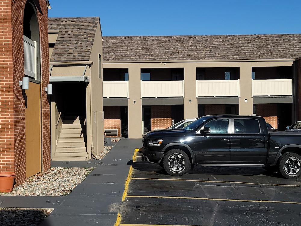 Super 8 By Wyndham Kansas City Airport North Екстериор снимка