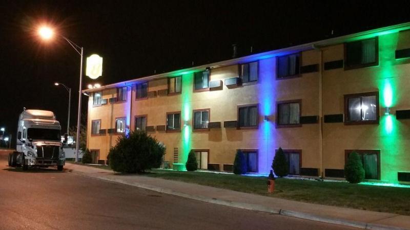 Super 8 By Wyndham Kansas City Airport North Екстериор снимка