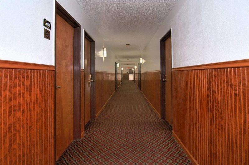 Super 8 By Wyndham Kansas City Airport North Екстериор снимка