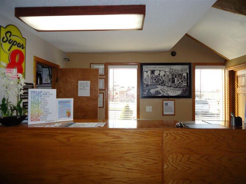 Super 8 By Wyndham Kansas City Airport North Екстериор снимка