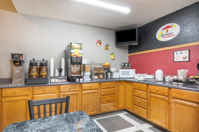 Super 8 By Wyndham Kansas City Airport North Екстериор снимка