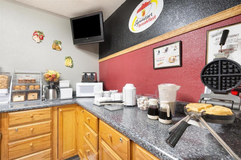 Super 8 By Wyndham Kansas City Airport North Екстериор снимка