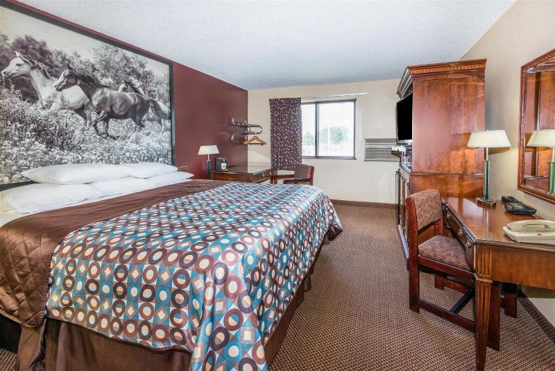Super 8 By Wyndham Kansas City Airport North Екстериор снимка