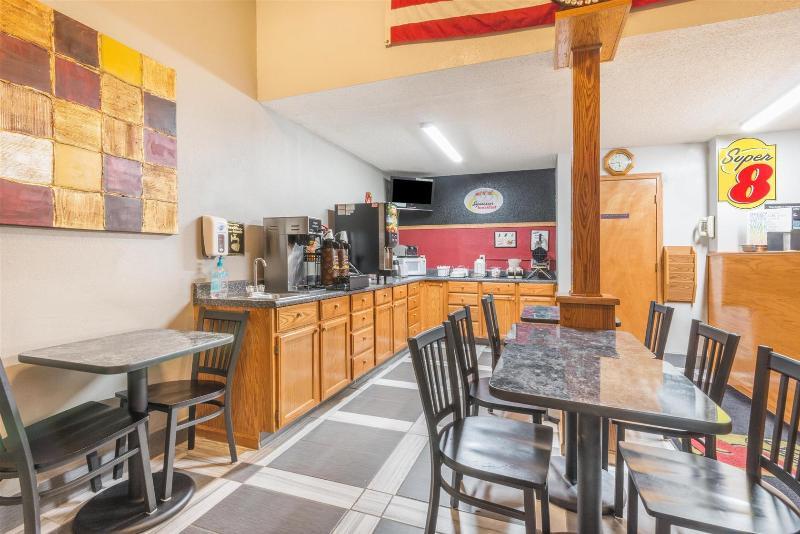 Super 8 By Wyndham Kansas City Airport North Екстериор снимка
