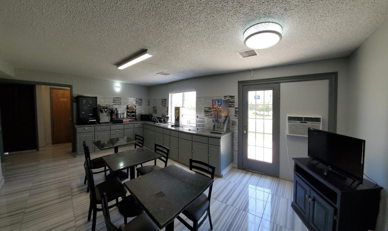 Super 8 By Wyndham Kansas City Airport North Екстериор снимка