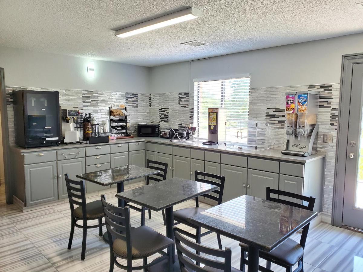 Super 8 By Wyndham Kansas City Airport North Екстериор снимка